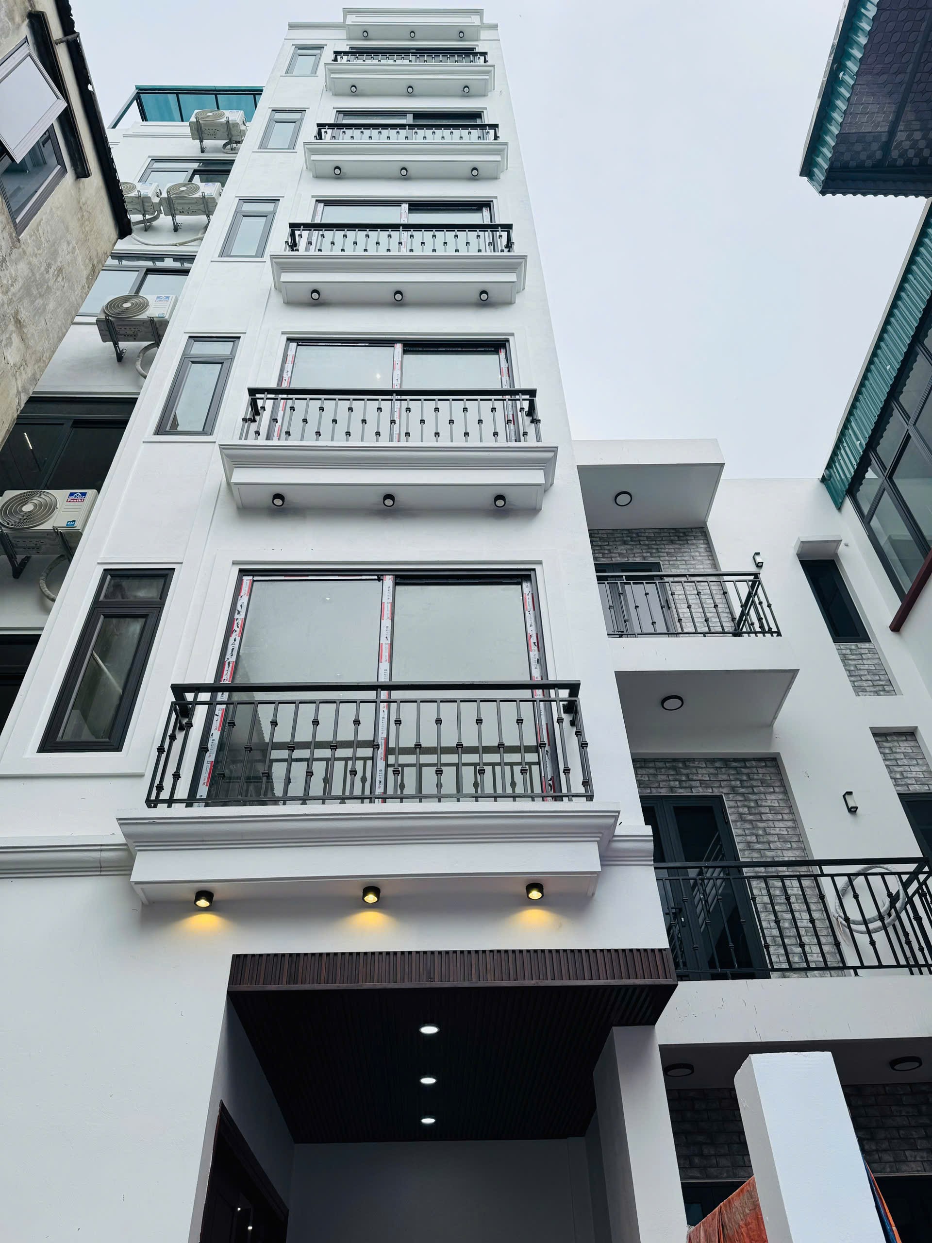Bán nhà 3 tầng, DT 50m2, ngõ rộng, ô tô cách cửa 20m, nội thất đầy đủ.